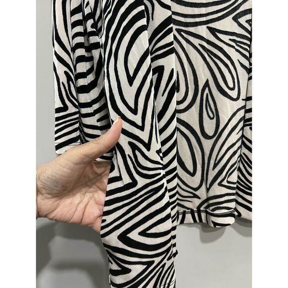 CHICO'S Travelers Open Front Cardigan Wrap Layer Jacket Black White Artsy Sz M - Picture 6 of 8